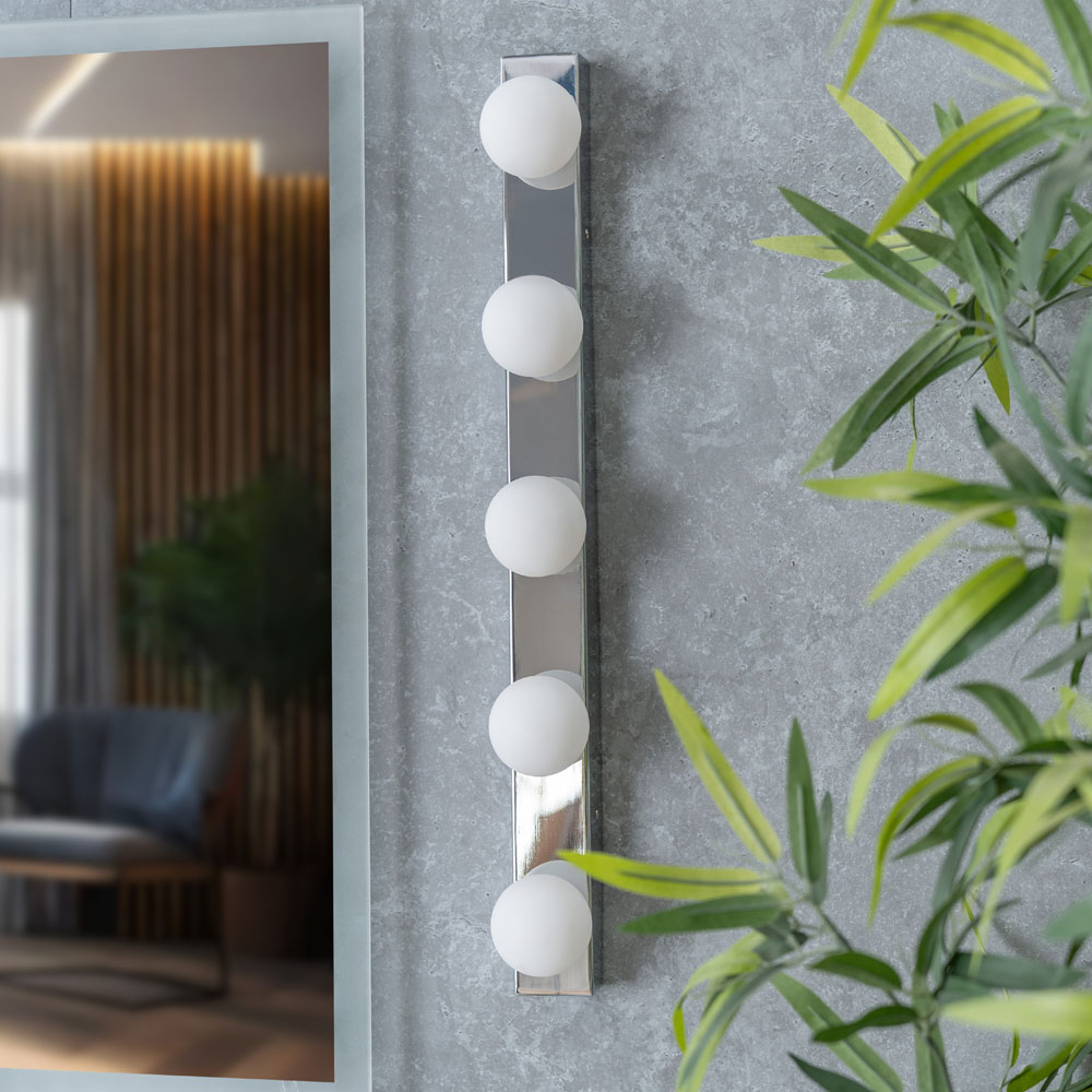 IP44 Hollywood Style Wall Light in Chrome with 5 x Cool White LED G9 bulbs
